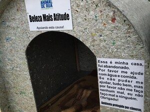 Além das plaquinhas, recadinhos de conscientização também foram colados nas casinhas (Foto: Bruna Uncini/Divulgação)