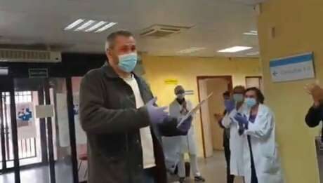 Taxista recebe homenagem de equipe médica em hospital na Espanha