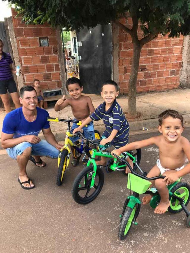 sargento doa bicicletas a crianças