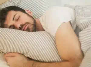 Quer parar de roncar? 4 dicas práticas para uma noite de sono tranquila