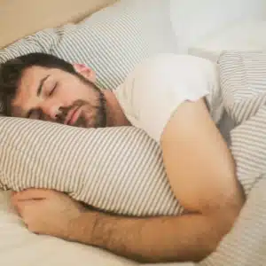 Quer parar de roncar? 4 dicas práticas para uma noite de sono tranquila