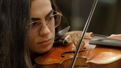 Ela viajou oito horas de ônibus para ter aulas de violino. Agora, ela se apresenta no Wembley com o Coldplay