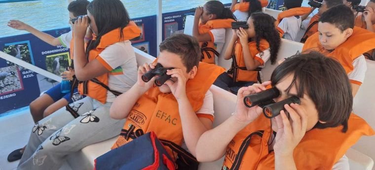 Alunos do Recife usam o Rio Capibaribe como aprendizado prático