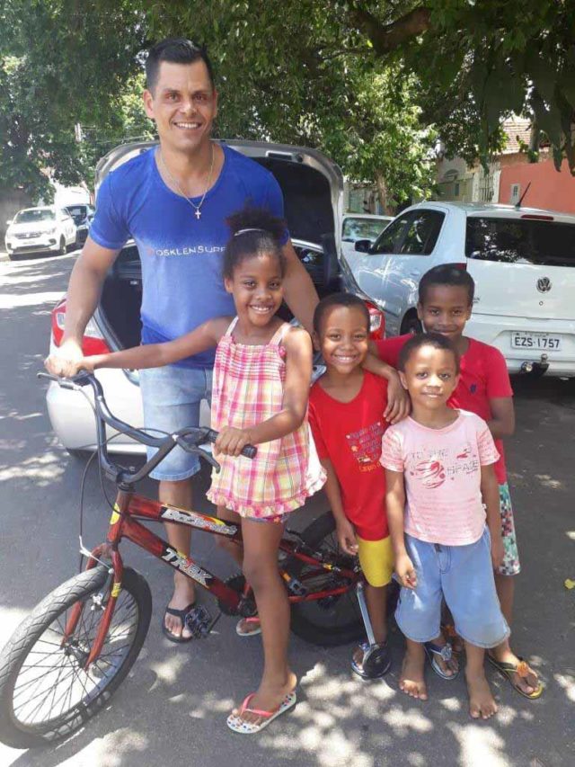sargento doa bicicleta crianças rua