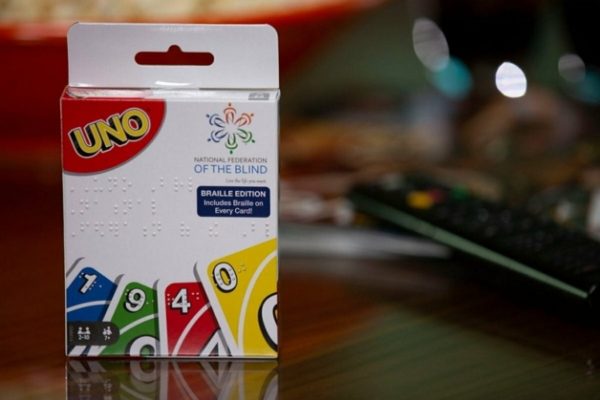 Uno, popular jogo de cartas, ganha versão em Braille