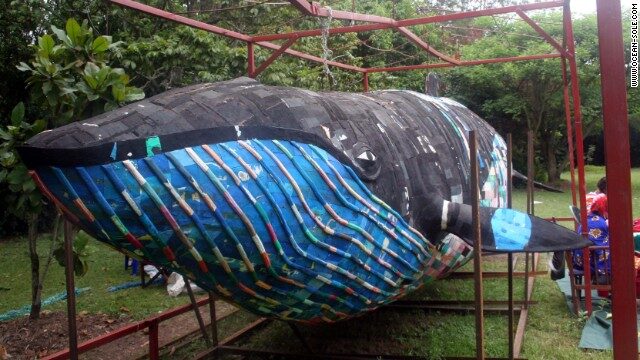 baleia-feita-de-chinelos-quenia-haller-park-mombasa-1727867