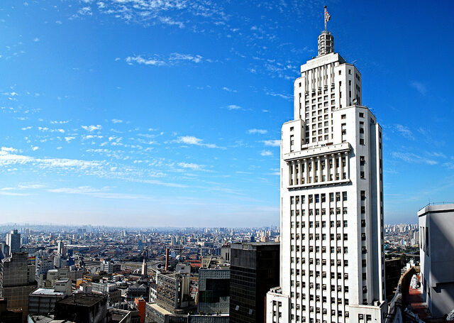Edifício Altino Arantes - O Edifício Altino Arantes foi, desde sua inauguração em 1947 até o ano de 1953, o edifício mais alto do mundo fora dos Estados Unidos. Com seus 161 metros de altura e formato “bolo de noiva”, é um dos símbolos de São Paulo, podendo ser visto a partir de diversos pontos da cidade.