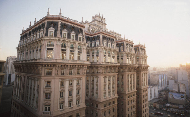 Edifício Martinelli - Antes de o edifício Altino Arantes ser considerado o mais alto do mundo fora dos Estados Unidos, o Martinelli já havia sustentado este título por alguns anos – de 1929 a 1936. Sua construção foi um grande acontecimento na São Paulo daquela época.
