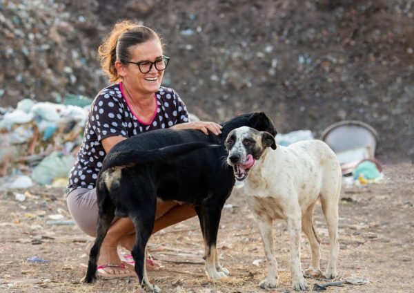 dona margareth alimenta cães em lixão