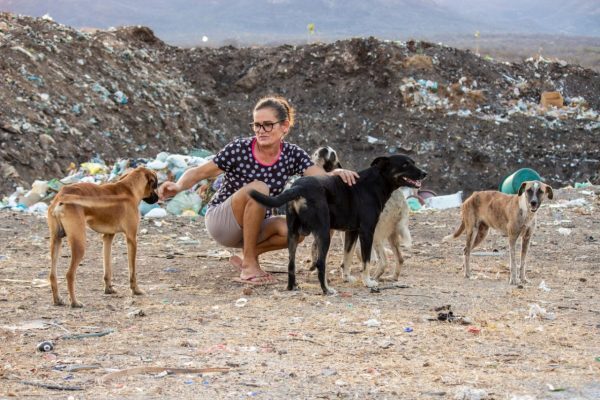 dona margareth alimenta cães em lixão