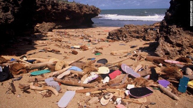 ocean-sole-chinelos-lixo-praia-flip-flops-on-beach-7664797